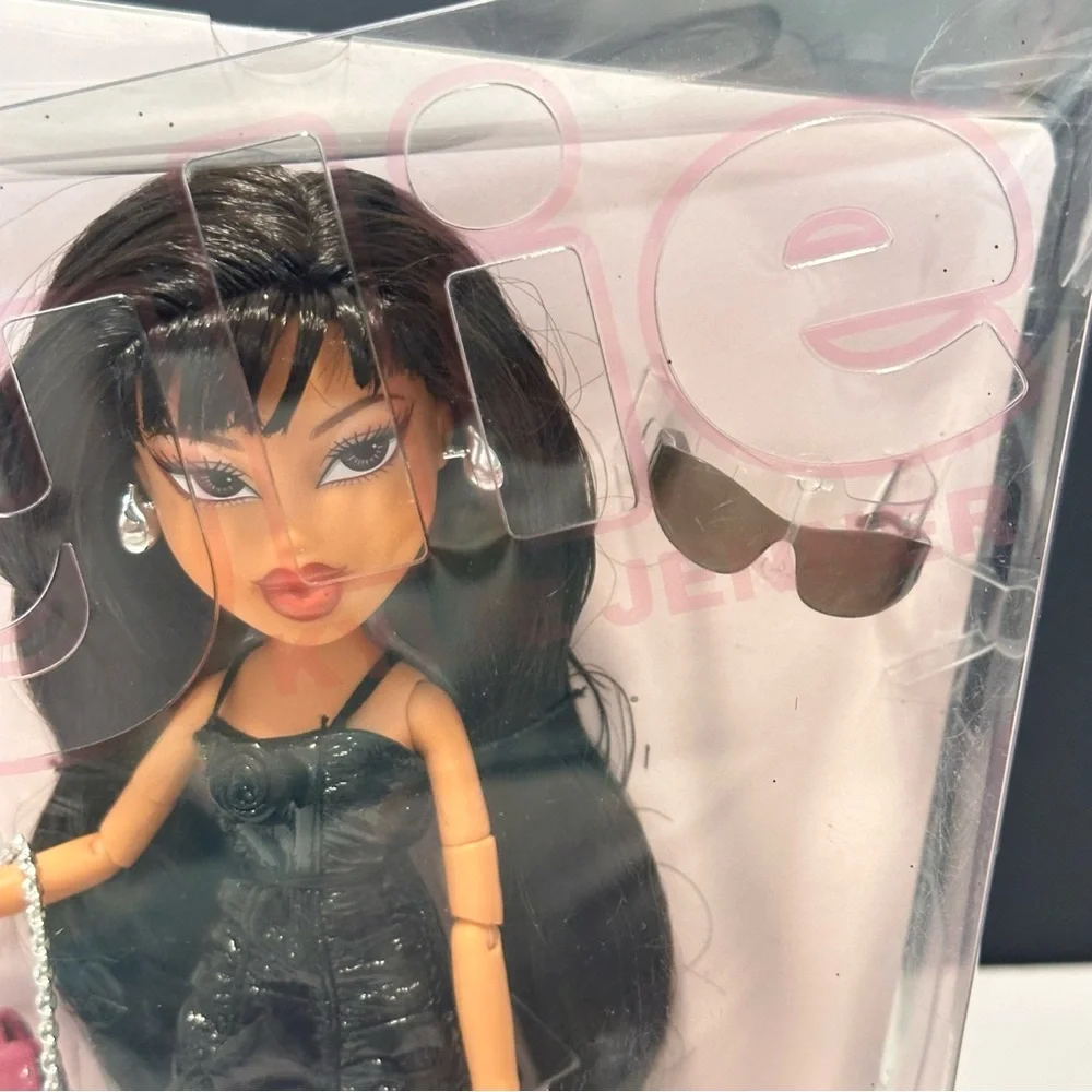 Bratz x Kylie Jenner Day Fashion Doll with Accessories and Certificate - Picture 12 of 12